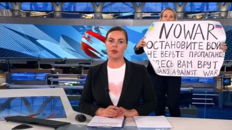 Gjobitet gazetarja ruse që protestoi në televizionin shtetëror