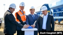 Palkovics László innovációs és technológiai miniszter, Szijjártó Péter külgazdasági és külügyminiszter, Mészáros Lőrinc, a V-Híd Építő Zrt. tulajdonosa és Kósa Lajos fideszes országgyűlési képviselő (b–j) a V-Híd Építő Zrt. rendezvényén Debrecenben 2020. szeptember 18-án