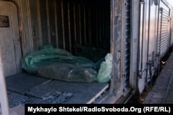 Тела 12 погибших российских солдат в вагоне-рефрижераторе на вокзале города Вознесенск