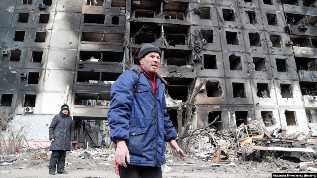 Mariupol e distrus aproape în întregime, spun autoritățile locale. Civilii care se ascund în subsoluri frig și fără mâncare sunt bombardați. Un oraș în care Vladimir Putin a adus teroare, spune președintele Ucrainei. Imagine din 17 martie din Mariupol. 