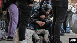 Peste 3,6 milioane de ucraineni și-au părăsit țara, 1,8 milioane sunt copii. Cei mai mulți refugiați au ajuns în Polonia. În imagine, gara din Przemyśl/Polonia, unde oameni sosiți din Lvov așteaptă un alt tren pentru relocare. 16 martie 2022