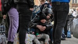 Refugjatët ukrainas në kufirin me Poloninë.