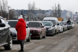 Pamje të qytetarëve të Mariupolit duke u larguar nga qyteti, më 17 mars 2022.