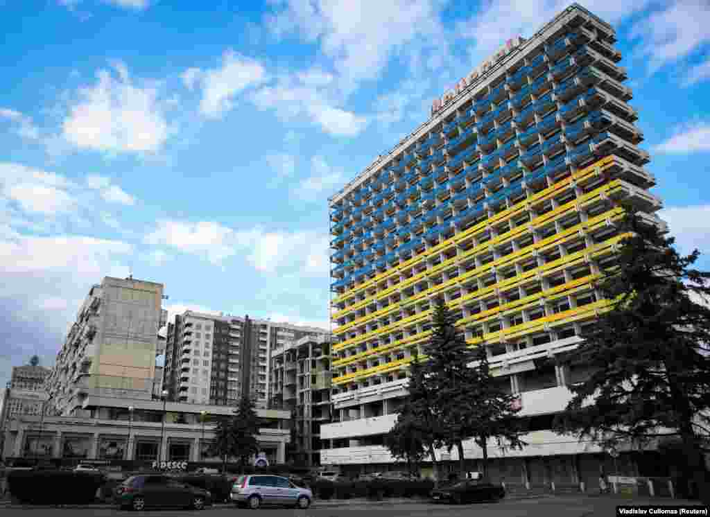 Napuštena zgrada hotela National obojena je ukrajinskim nacionalnim bojama u Kišinjevu, Moldavija, 27. februar 2022.