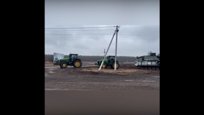 Tractoarele ucrainiene față în față cu blindajul rusesc