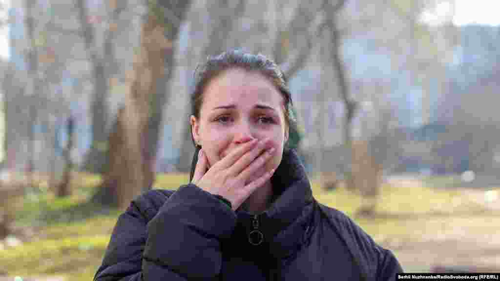 Дівчина реагує на обстріл російськими військовими житлового будинку в Святошинському районі. Київ, 15 березня 2022 року