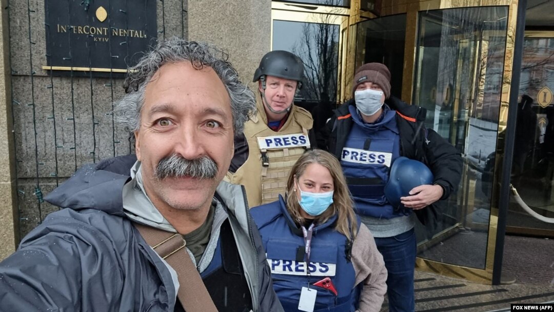 Pierre Zakrzewski (stânga) și Oleksandra Kuvshynova (dreapta) sunt printre victimele din rândul jurnaliștilor care se află în Ucraina. 
