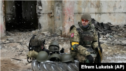 Белорусский доброволец отдыхает после военной подготовки на базе белорусской роты в Киеве, 8 марта 2022 года