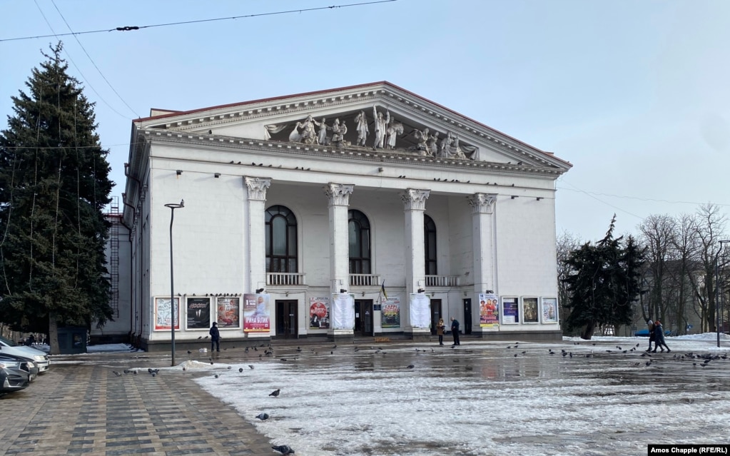 Teatri i Dramës së Mariupolit që gjendet në Sheshin e Teatrit. Fotografi e realizuar në fillim të shkurtit nga Amos Chapple, fotoreporter i Radios Evropa e Lirë.