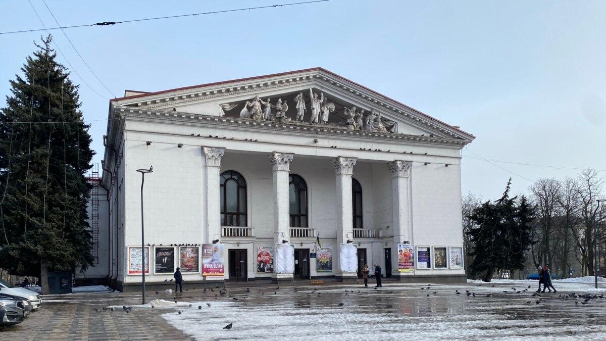 Театр на левом берегу. Мариупольский театр. Мариупольский драмтеатр. Русский театр в Мариуполе. Мариуполь театр сейчас.