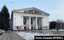Драматичний театр на Театральній площі Маріуполя, фото від 1 лютого 2022 року