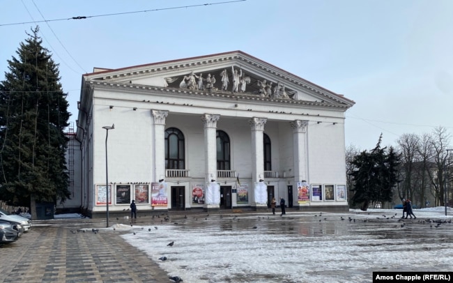 Драматичний театр на Театральній площі Маріуполя, фото від 1 лютого 2022 року