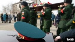 Украинадағы соғыста қаза болған Ресей солдатын жерлеу рәсімі. Наурыз, 2022 жыл. 