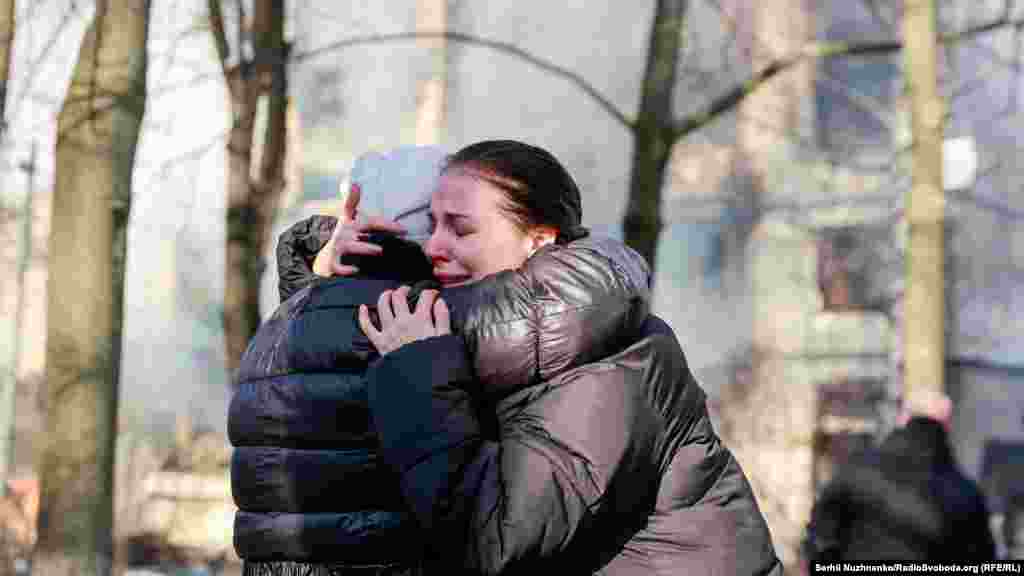 Люди шоковані обстрілом російськими військовими житлового будинку в Святошинському районі. Київ, 15 березня 2022 року