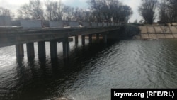 Участок Северо-Крымского канала у первой насосной станции в Джанкойском районе охраняют российские военные, Крым, 17 марта 2022 года