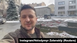 Украинскиот претседател Володимир Зеленски објавува неколку пати на ден на Инстаграм, вклучително и на руски јазик, за да ги сподели најновите случувања за војната.