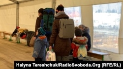Люди втікають від війни. Пункт пропуску на кордоні з Польщею. Фото ілюстративне 