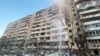 Подвергшееся обстрелу жилое здание в Киеве
