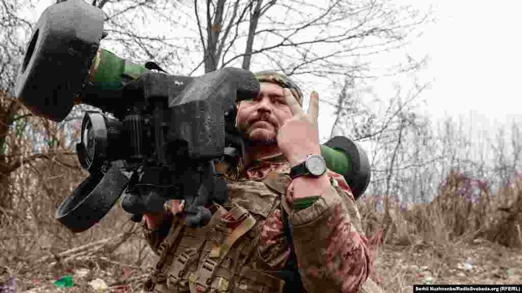 Український військовослужбовець на позиціях на передовій. Київська область, 13 березня 2022 року
