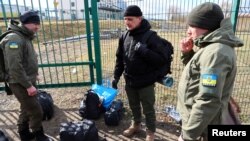 Естонски доброволци се подготвят да прекосят границата между Полша и Украйна, 10 март.