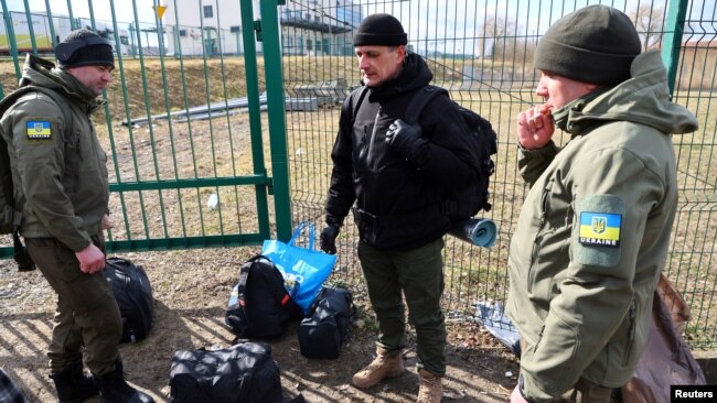 Естонски доброволци се подготвят да прекосят границата между Полша и Украйна, 10 март.