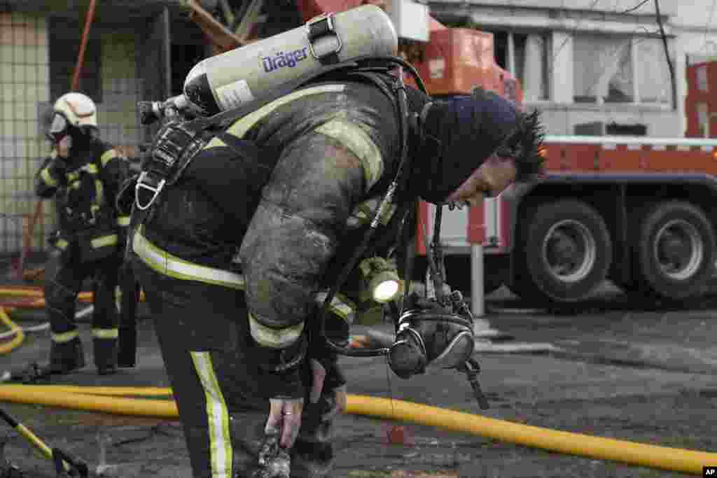 Az egyik, mentésben részt vevő tűzoltó próbál levegőhöz jutni