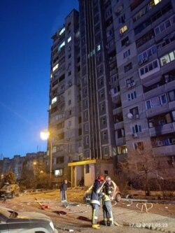 Удареният в четвъртък сутрин жилищен блок в Киев.