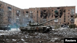 Российский танк в Волновахе, Донецкая область Украины, 11 марта 2022 года