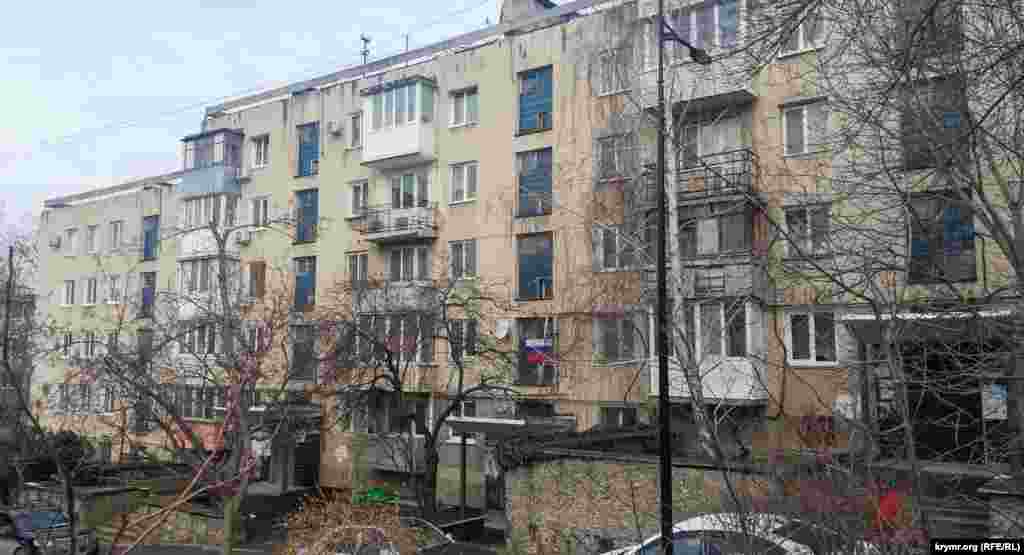 Российский флаг на фасаде жилого дома. Как сообщает корреспондент Крым.Реалии, в Симферополе не так часто встречаются флаги на окнах и фасадах жилых домов