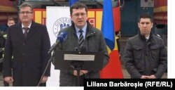 Secretarul general al Departamentului pentru Relația cu R. Moldova de la București, Nicolae Ivășchescu, ministrul moldovean al muncii, Marcel Spătari, și vicepreședintele Parlamentului de la Chișinău, Mihai Popșoi, la ceremonia primirii ajutorului umanitar românesc, Vatra, Chișinău, 17 martie 2022.