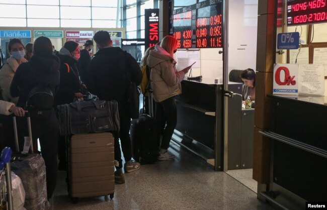 Российские и белорусские граждане в пункте обмена валюты. Аэропорт Тбилиси, март 2022 года