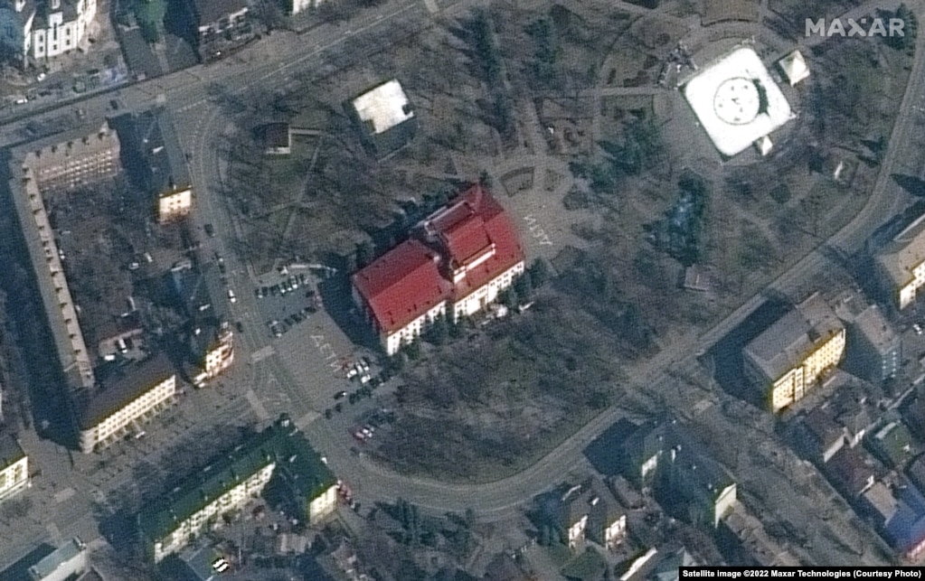 Ky imazh satelitor i teatrit, i bërë më 14 mars, tregon fjalën "fëmijë" të shkruar në rusisht para dhe pas ndërtesës.&nbsp; &nbsp;