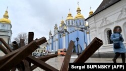 نمایی از کلیسای جامع گنبدطلایی میخائیلو در کی‌یف که روز ۲۲ اسفند صحنه مراسم ترحیم برای کشته‌شدگان در تهاجم روسیه به اوکراین بود