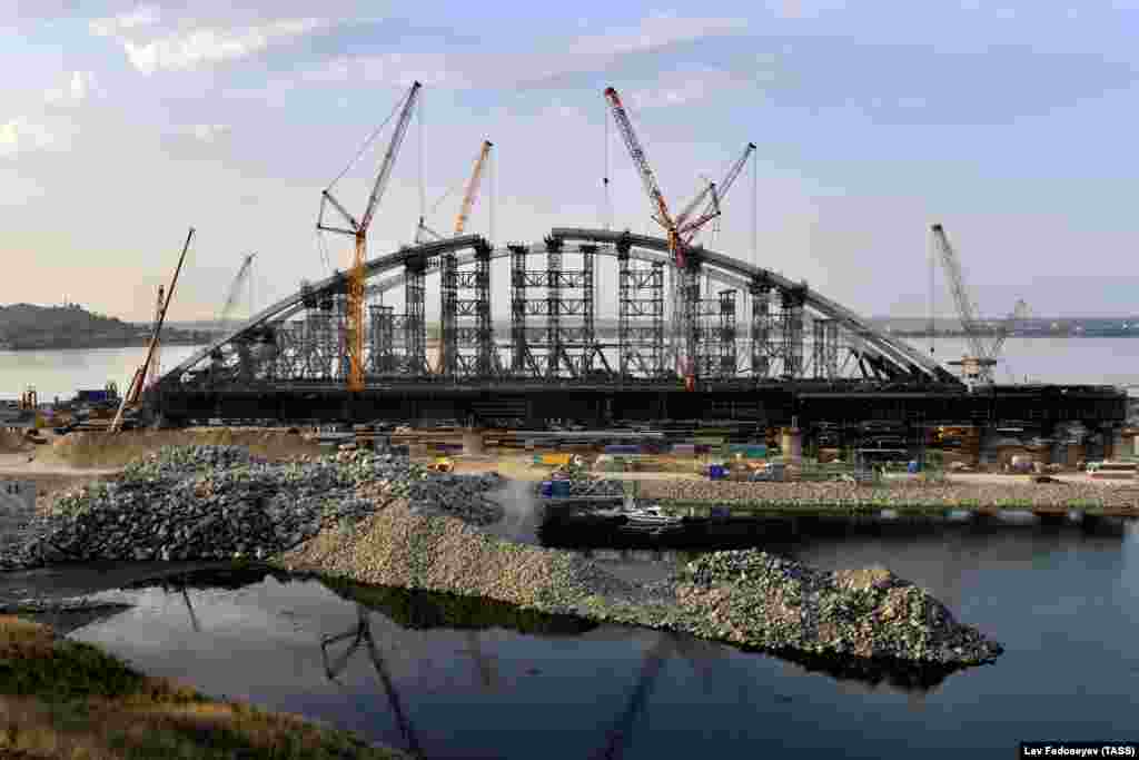 Фото с 31 июля показывает основные арки моста, близкие к завершению.