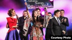 Жанар Дугалова (в центре) получает путевку на конкурс Turkvision. Астана, 28 октября 2014 года. Фото предоставлено Продюссерским центром Баян Есентаевой. 