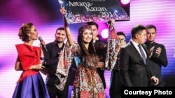 Жанар Дұғалова Turkvision байқауына жолдама алған сәт. Астана, 28 қазан 2014 жыл. Баян Есентаевның продюсерлік орталығы ұсынған сурет