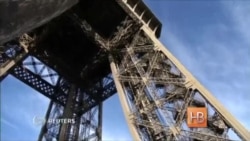 На Эйфелевой башне в Париже открылся каток