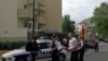 د فرانسې پولیس وايي، یوه کس له پلازمېنې پاریس سره نېږدې دوه ښځې په چړو وژلي.