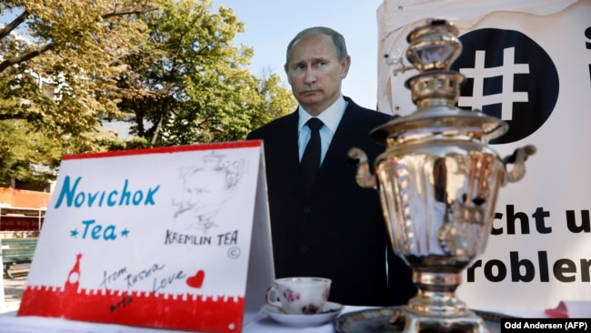 Самовар с "чаем Новичок" напротив российского посольства в Германии, Берлин, сентябрь 2020 г.