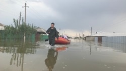 Тасқын су алған Өргебас ауылында жүрген адамдар. Түркістан облысы, Мақтарал ауданы, 3 мамыр 2020 жыл.