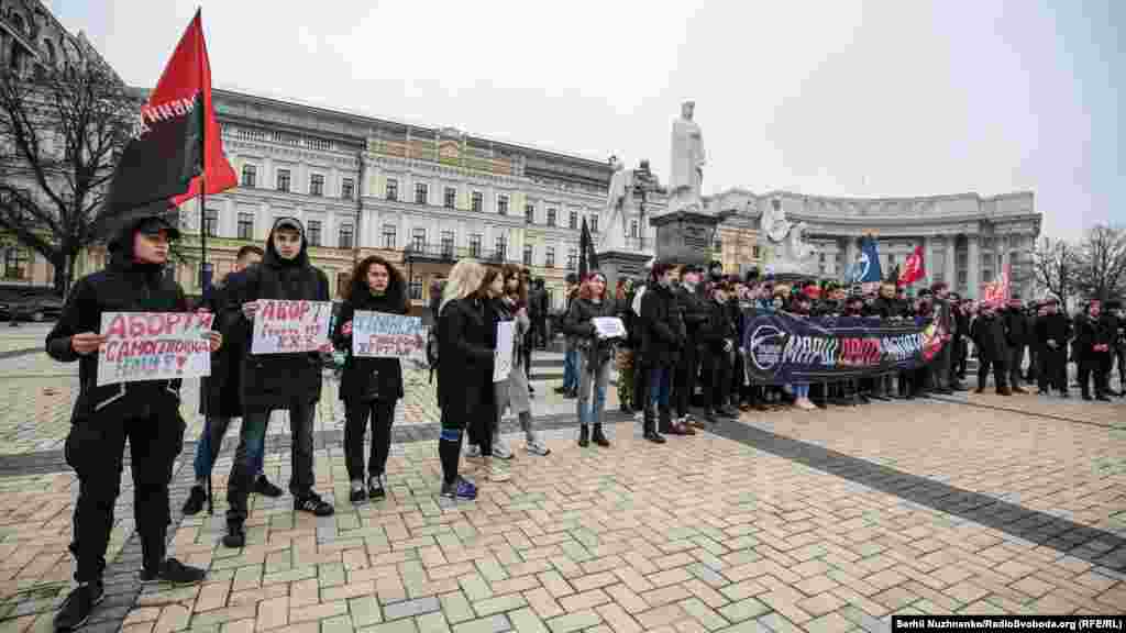 На тій же Михайлівські площі прийшли інші активісти &ndash; противники абортів. Так вони стверджували. Їх вважали фактично противниками феміністичного руху