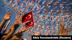 Supporters of Turkish President President Recep Tayyip Erdogan rally in Istanbul ahead of the June 24 vote.