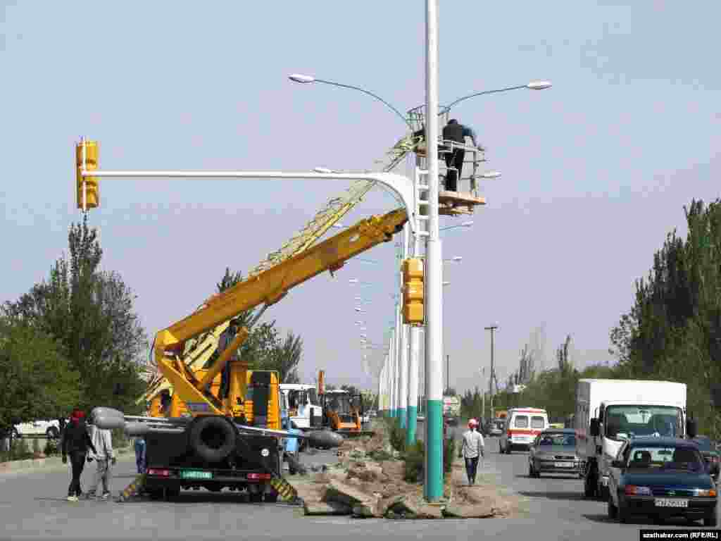 T&uuml;rkmenabat ş&auml;heriniň Zelili k&ouml;&ccedil;esinde &yacute;agtylandyryş &ccedil;yralary oturdyl&yacute;ar