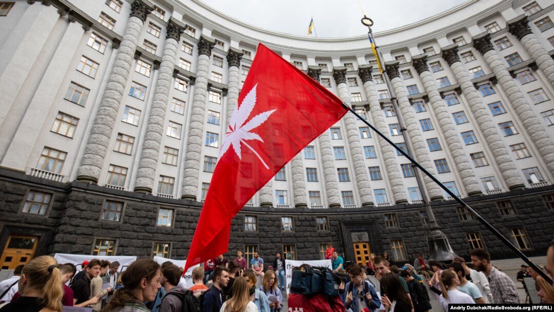 Активісти «Марш свободи» за легалізацію медичного та просто канабісу біля Кабміну у Києві, 19 травня 2018 року
