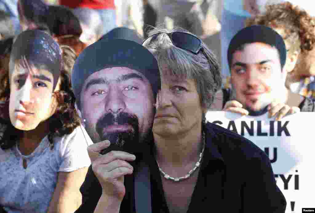 Turska - Demonstranti sa maskama lica nastradalih demonstranata u sukobima sa policijom, trg Taksim, Istanbul, 26. juni 2013. Foto: REUTERS / Osman Orsal 