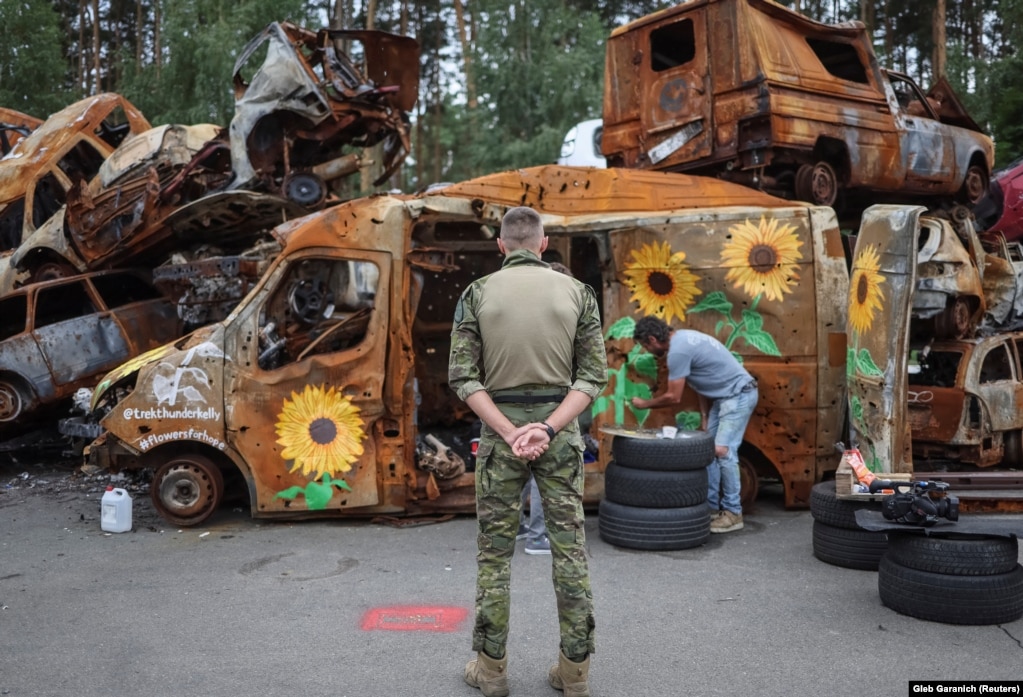 Trek Kelly, një muralist me bazë në Los Anxhelos dhe Olena Yanko, një artiste ukrainase e përfshirë në projekt, thonë se respektojnë shqetësimet e banorëve, por shpresojnë se uebi ku do të publikohen këto verpa, do të bëhet një vend për reflektim. "Po, ka njerëz që nuk na kuptuan. Ata mendojnë se ne po kërcejmë mbi varret e atyre që vdiqën", thotë Yanko. "Por ne duam të tregojmë se...jeta do të vazhdojë. Ne do ta fitojmë [luftën] dhe mund ta mposhtim armikun, qoftë me brushën që pikturojmë apo me armë&rdquo;.