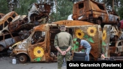 Украински военен наблюдава как американският художник рисува