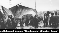 Romii nomazi trăiau în corturi și își practicau meșteșugurile călătorind dintr-o parte în alta. Romii nomazi din România au fost deportați în cvasi-totalitate în Transnistria. În imagine datată în intervalul 1936 - 1940, cu romi de pe teritoriul României, în fața corturilor lor.