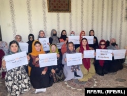 زنان معترض در کابل و سایر ولایات افغانستان خواهان بازشدن مکاتب٬ پوهنتون ها و ایجاد فرصت های شغلی برای زنان و دختران اند. اما طالبان تاکنون به خواسته های زنان پاسخ مثبت نداده اند.