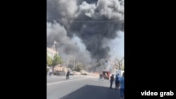 На фото і відео, оприлюднених очевидцями, видно масштабну пожежу
